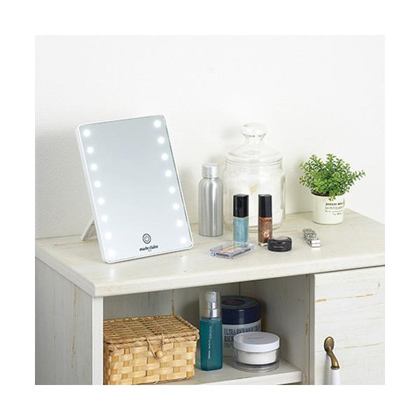 LED照明付きのスタンドミラーです。LEDが埋め込まれており、明るく照らしてメイクができます。タッチセンサーで点灯。凹凸が少なくお手入れ簡単。スタンドは折りたたんでおけるため、収納時に場所をとりません。■ 製品サイズ(重量・容量)約220×...