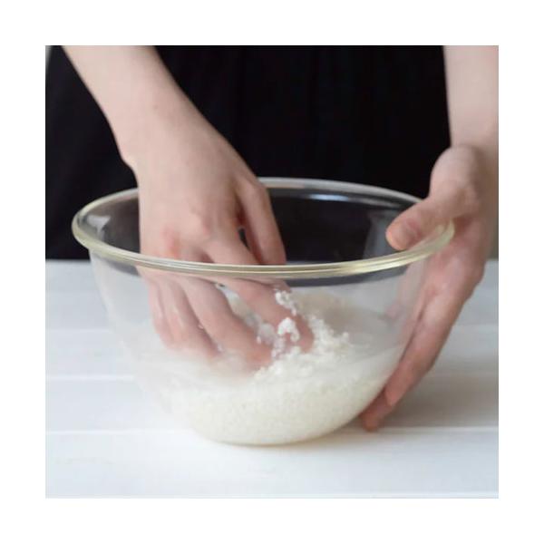 混ぜやすい、深い形状のミキシングボウル。深い形状デザインは、調理や下ごしらえの時に混ぜやすさを考えた形状となっています。容量はたっぷり入るサイズであり、径を小さめにしているのでコンパクトに収納ができます。3サイズを入れ子にでき、コンパクトに...