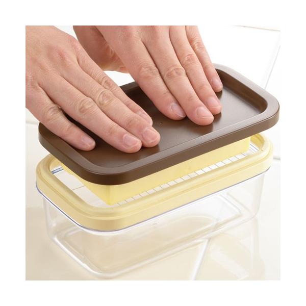 パン作りにはかかせないバター。市販の切れてるタイプは便利だけれど、お得に買えるのはかたまりのタイプ。保存ができるバターカッターは、その名の通り、かたまりのバターを使いやすい約5gずつにカットできちゃうすぐれもの。フタをすればそのまま保存が可...