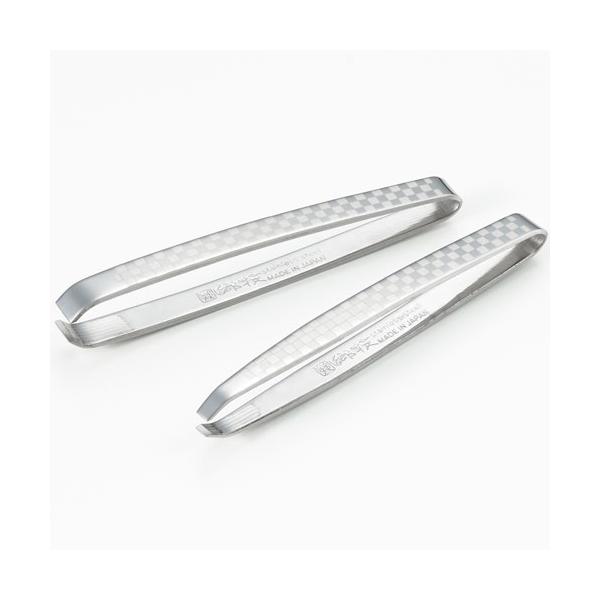 毎日のケアに寄り添う、上質でシンプルな毛抜き。幅広タイプと先細タイプの2本組は用途に応じて使い分けることができ、より丁寧で快適なケアが可能です。重厚感ある市松模様。妥協なきデザインが、日々の所作を美しく。白系レーザー印刷を施し、シンプルなが...