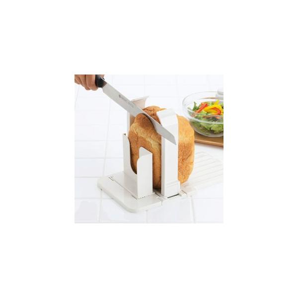 食パンスライス補助具。食パンをしっかり固定。包丁を垂直に切り下すことができる。大きめサイズの食パンにも対応。厚さ調整が可能。コンパクト収納。食パン以外にも対応。■ 製品サイズ(重量・容量)約67×170×200m■ 材質本体・ストッパー：A...