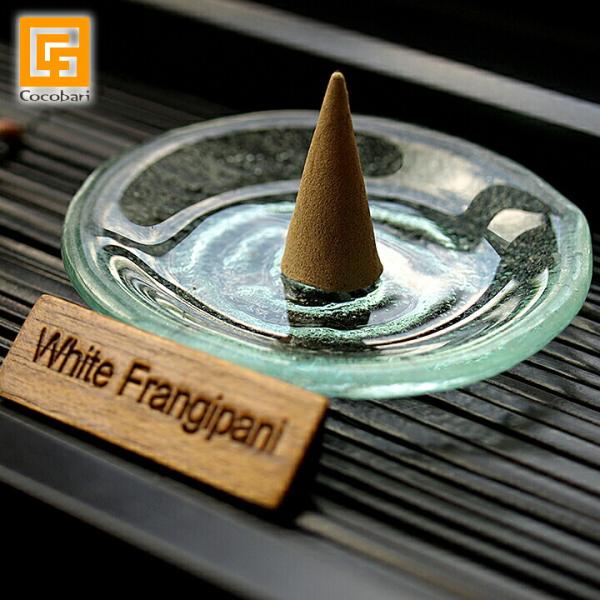 ■商品説明渦巻き模様のデザインがとてもかわいいお香立てです。クリアなデザインがとても涼しげで、お香の香りをより引き立たせてくれます。 コーン型タイプのお香立てとしてや、アクセサリー置きなどとしてもお使いいただけます。 ■サイズ直径：約9cm...