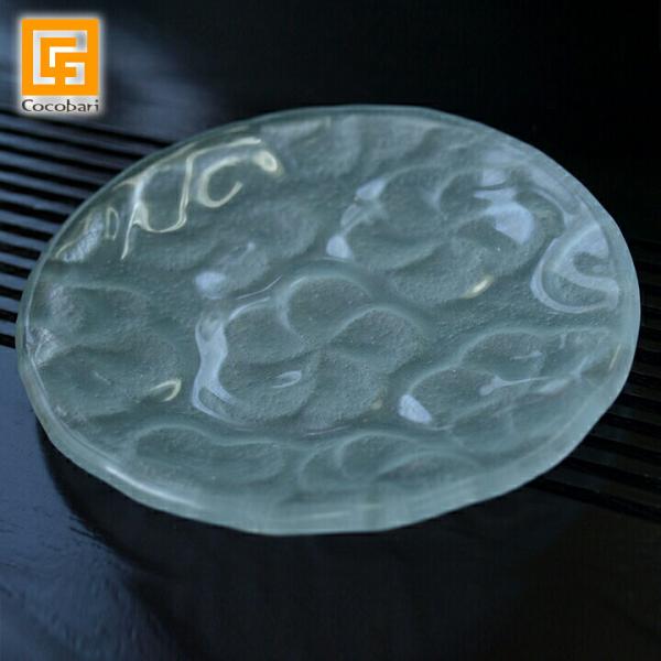 ■商品説明バリのガラス職人さんに作ってもらったキャンドルプレートです。 フランジパニ（プルメリア）をプレートに型押しした人気のデザインです。キャンドルをインテリアとして飾りたい方にオススメです！■サイズ直径：約12cm■素材ガラス■生産地バ...