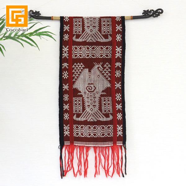 ■商品説明【スンバ島のイカットの特徴】スンバ島のイカットは「織物の宝庫」インドネシアの中でも品質・芸術性ともに高く、国内外に多くの愛好家がおります。幾何学模様や生き物をモチーフとしたユニークなデザインなど多種多様な文様があり、それらを織り込...