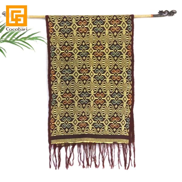 ■商品説明【スンバ島のイカットの特徴】スンバ島のイカットは「織物の宝庫」インドネシアの中でも品質・芸術性ともに高く、国内外に多くの愛好家がおります。幾何学模様や生き物をモチーフとしたユニークなデザインなど多種多様な文様があり、それらを織り込...