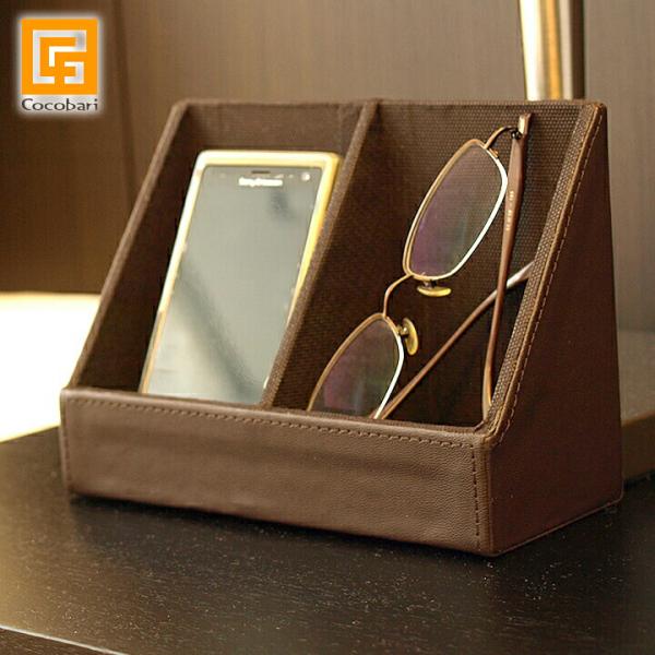 ■商品説明なかなか置き場所が定まらないスマホ＆メガネホルダーを丈夫で使いやすく、しかも高級感漂うフェイクレザー（合皮）で作りました。開口部が広いので、メガネやスマホ、リモコンなどが出し入れしやすい。ペットボトル（500ml）も収まるので、仕...