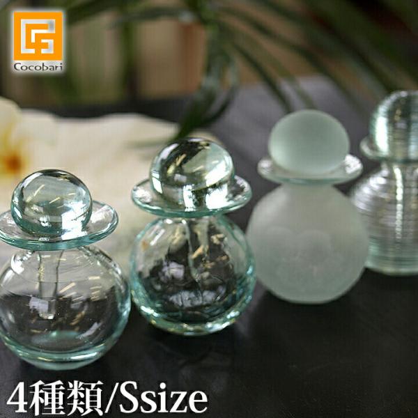 ■商品説明ジェンガラケラミックでガラス製品を製作していた職人と、ガラスアーティスト鳥毛氏のもとで長年働いていた職人が独立して作ったガラス工房にオーダーして製作したオイルボトルです。そこの工房では、バリの高級スパのガラス製品を製作しています。...