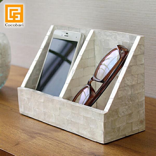 ■商品説明なかなか置き場所が定まらないスマホ＆メガネホルダーを、人気のシェルで作った当店オリジナル商品です。側面も内側にもシェルを貼ってもらい、どこから見てもキラキラで綺麗です。メガネやスマホを、へッドボードやデスクに直置きしている人も多い...