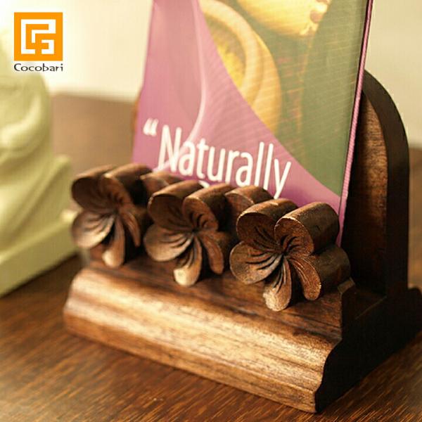 ■商品説明champaca woodという天然木でできた、木製カタログスタンドです。プルメリア（別名フランジパニ）の花びらをうまく表現しており、とてもカワイイです。カタログ、パンフレット、ショップカードを置いたり、サロンでは施術のメニューを...