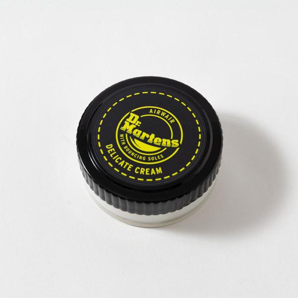 ●革に優しいシューケアクリーム。皮革全般の風合いを変えることなく、色落ちの原因になる溶剤を使用していない皮革にやさしい、栄養を与える弱酸性のクリームです。防カビ剤配合により、カビの発生を抑制します。＜品名＞デリケートクリームDELICATE...