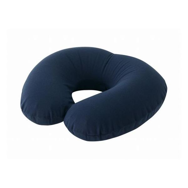 【商品説明】ひと息で膨らみ、小さくたためるネックピローです。　持ち運びや収納がしやすく、お家時間からアウトドア・旅行まで、様々なシーンにご使用いただけます。【仕様】●色：ネイビー　●材質：カバー／ポリエステル１００％、本体／ポリウレタン　●...