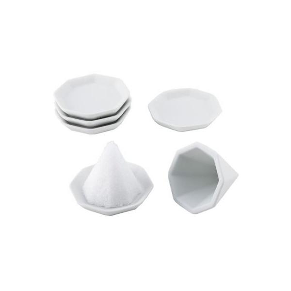 【商品説明】●綺麗な八角形の盛り塩が成形できる、盛り塩の型とお皿のセットです。　●盛り塩の型を使用することで、幅約４ｃｍ×高さ約４．５ｃｍの盛り塩ができます。　●一回に使う塩は約１５〜２０ｇです。　※粗塩はこのセットには含まれません。別途ご...