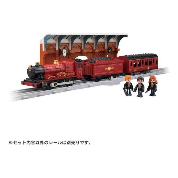 【商品説明】ホグワーツ特急に９と３／４番線プラットホーム、プラキッズ３体、リアル直線レール、ストップレール（リアルレール仕様）付きのセットです。　※セット内容以外のレールは付属しません。　※レールは別売りの「Ｒ−０１直線レール」等とも繋げる...