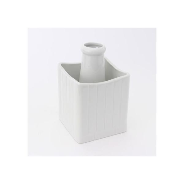 【商品説明】神棚にお供えする榊を入れる花瓶です。通常は一対で使用します。形状が箱型ですので設置が安定します。【仕様】商品サイズ：幅１０×奥行１０×高さ１５．５ｃｍ内容量：１個材質：陶土生産国：中国