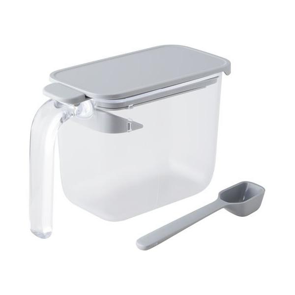 【商品説明】調味料がかたまりにくい、パッキンがついた調味料ポットです。　手元のボタンを押せばフタが奥に開き、ぎゅっと閉まっていてもワンタッチで開けられます。【仕様】●カラー：グレー　●材質：ケース／スチロール樹脂　フタ・すり切り板・スプーン...