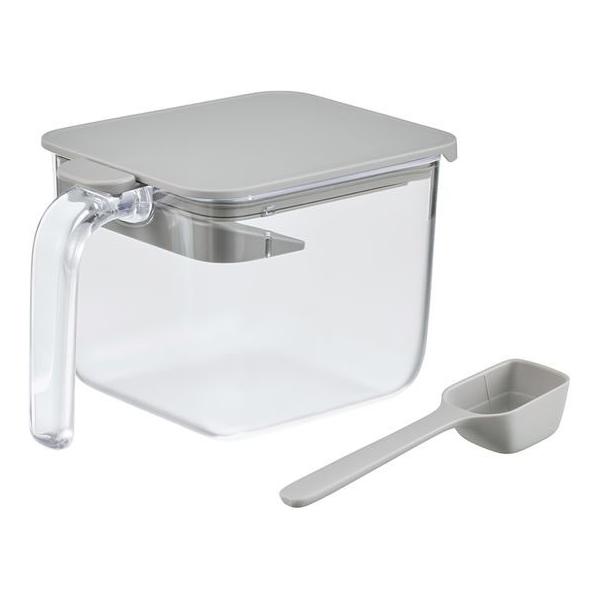 【商品説明】調味料がかたまりにくい、パッキンがついた調味料ポットです。　手元のボタンを押せばフタが奥に開き、ぎゅっと閉まっていてもワンタッチで開けられます。【仕様】●カラー：グレー　●材質：ケース／ＡＳ樹脂　フタ・すり切り板・スプーン・ボタ...