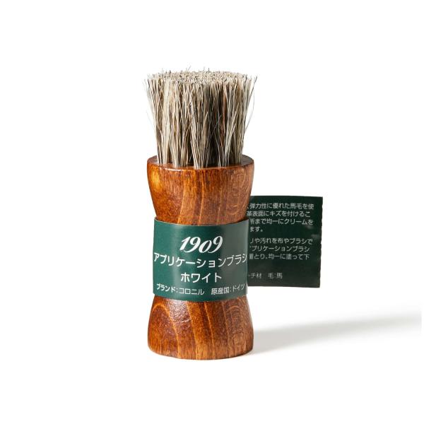 ■素材馬毛・ピーチ材■対象皮革ココマイスターで取り扱う全てのレザーでご使用頂けます。■使用方法毛の先端にクリームを付け、製品に塗り伸ばします。クリームは毛の先端に少し付着する程度の少量を使い、ブラッシングします。使用後は、ぬるま湯か中性洗剤...