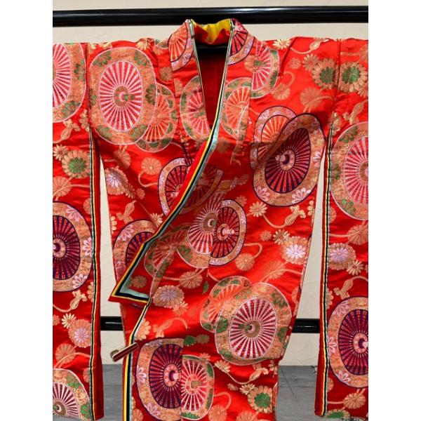 中古　色打掛　赤黒暈し　状態良好　八重がさね仕様　早いもの勝ち 貸衣装処分品 色打掛 豪華織物打掛 赤 車輪と菊模様 八重重ね : 古古美