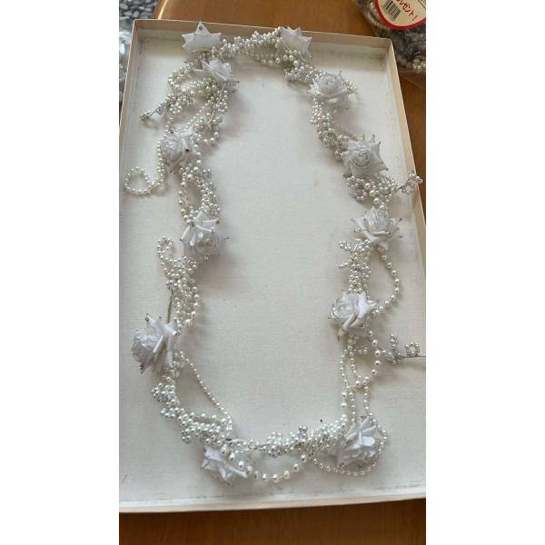 貸衣装処分品  白　ヘッド飾り中古品。返品、クレーム等を受け付けていない為、多少の所は目をつぶって下さる方にお譲りします。完品をご希望の場合はご購入をお控え下さい。