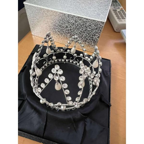 中古品。返品、クレーム等を受け付けていない為、多少の所は目をつぶって下さる方にお譲りします。完品をご希望の場合はご購入をお控え下さい。袖に少し穴が開いています貸衣装処分品貸衣装処分品  銀真珠　王冠 豪華ネックレス