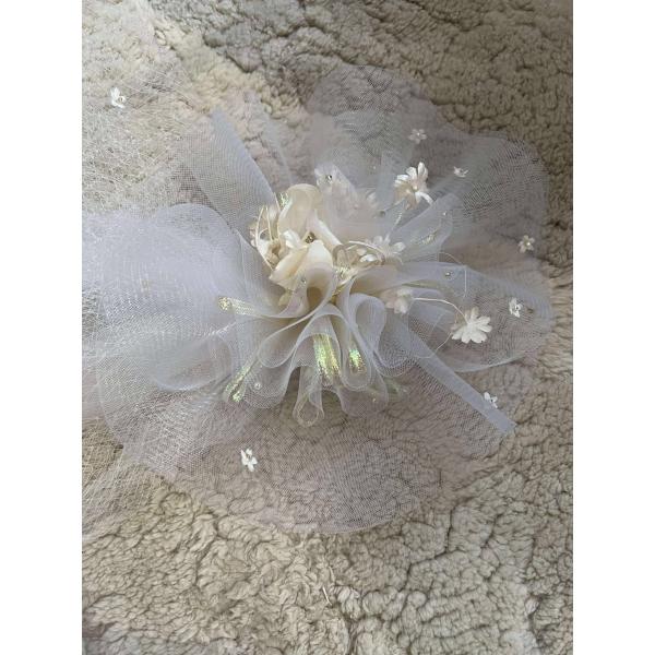 貸衣装処分品白生成り　ヘッド飾り中古品。返品、クレーム等を受け付けていない為、多少の所は目をつぶって下さる方にお譲りします。完品をご希望の場合はご購入をお控え下さい。袖に少し穴が開いています貸衣装処分品貸衣装処分品