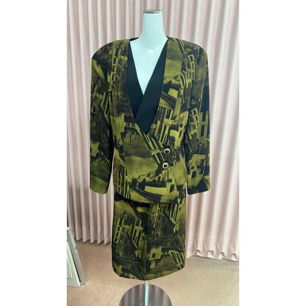 貸衣装処分品 ゲストドレス肩パッド緑　11号　スカートジャケット　別々中古品。返品、クレーム等を受け付けていない為、多少の所は目をつぶって下さる方にお譲りします。前が少々虫に食われた後がございます完品をご希望の場合はご購入をお控え下さい。レ...