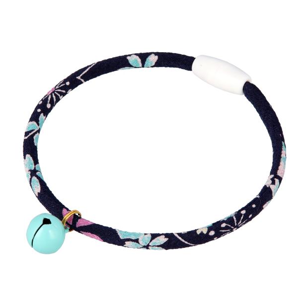 猫 首輪 ちりめん首輪 猫用首輪 和柄 おしゃれ 安全 鈴 付き 日本製 （花しずく）商品詳細・重さ：約3g〜４gと、着けていることに気が付かない猫ちゃんがいるほどの軽さです。・サイズ ：長さ約10cm~30cmまで対応。猫ちゃんのサイズに...