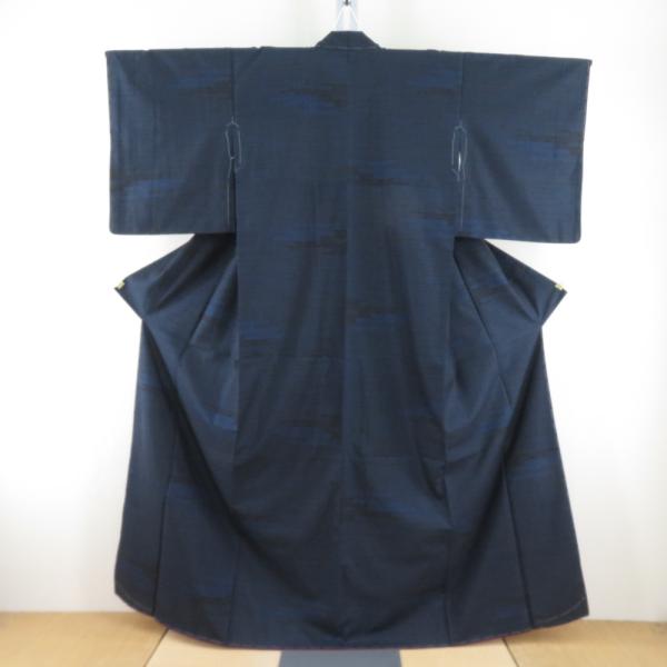 紬 着物 大島紬 九マルキ 霧に波模様 黒色ｘ紺色 袷 広衿 正絹 カジュアル 仕立て上がり着物 身丈157cm 【キモノオフ野々市若松店】 紬 着物 大島紬 九マルキ 霧に波模様 黒色x紺色 袷 広衿 正絹