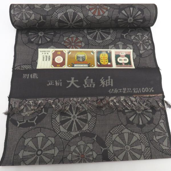 反物 大島紬 着尺 正絹 紫系 源氏車 糸留めあり 伝承工芸品 女性着物用 生地 未仕立て カジュアル リメイクにも 【キモノオフ野々市若松店】 反物 大島紬 着尺 正絹 紫系 源氏車 糸留めあり 伝承工芸品 女性着物用