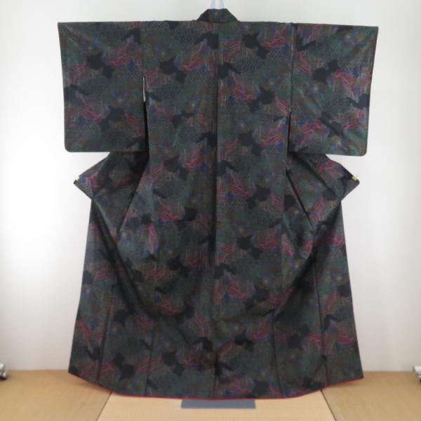 紬 着物 大島紬 黒色ｘ緑色ｘ多色 亀甲に御所車模様 広衿 正絹 仕立て上がり着物 身丈160cm 【キモノオフ野々市若松店】 紬 着物 大島紬 黒色x緑色x多色 亀甲に御所車模様 広衿 正絹 仕立て