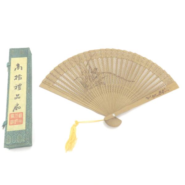 白檀扇子 センス 蘭梅彫刻 美術品 茶道具 白檀扇子 センス 蘭梅彫刻 美術品 茶道具