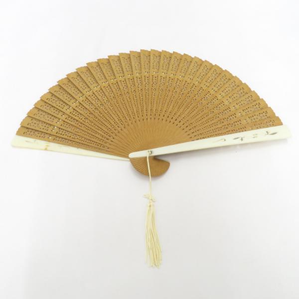 和小物 扇子 白檀扇子 透かし彫り 軸長さ20cm 扇子入れ箱付き : ココ