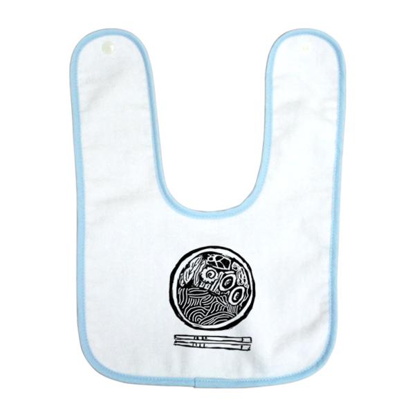 煮卵とチャーシュー入りラーメンのイラストが入る今治製ベビースタイ（よだれかけ）です。今治タオルの生地を使ったスタイ（よだれかけ）なので、吸水性に優れおり、よだれの多いお子様にも安心♪肌触りもなめらかなベルベット調のシャーリングタオル地で赤ち...