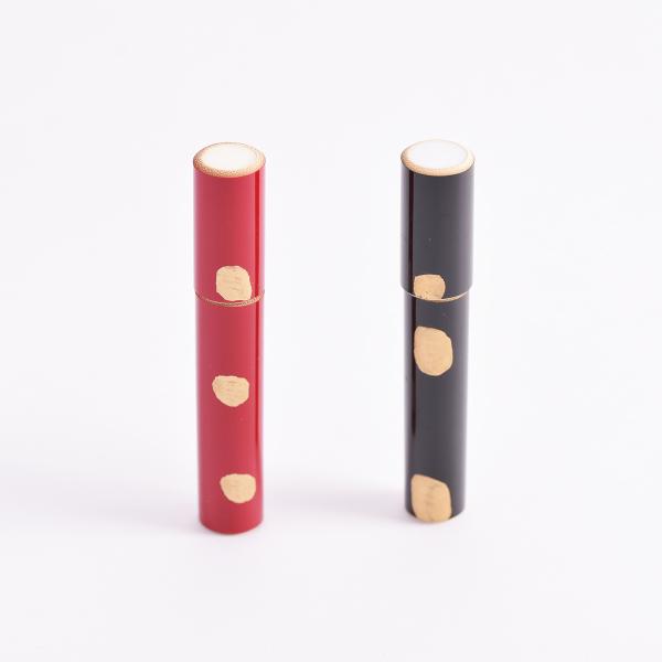 職人が一本一本丁寧につくりました。全体をうるしで塗り金箔で柄を付けました。２色（赤または黒）からお選びください。創業200年竹専門店「竹伊」が自信をもってお勧めできる商品です。材料：竹寸法：約8cm直径：1.2から1.5cmカラー：赤または...