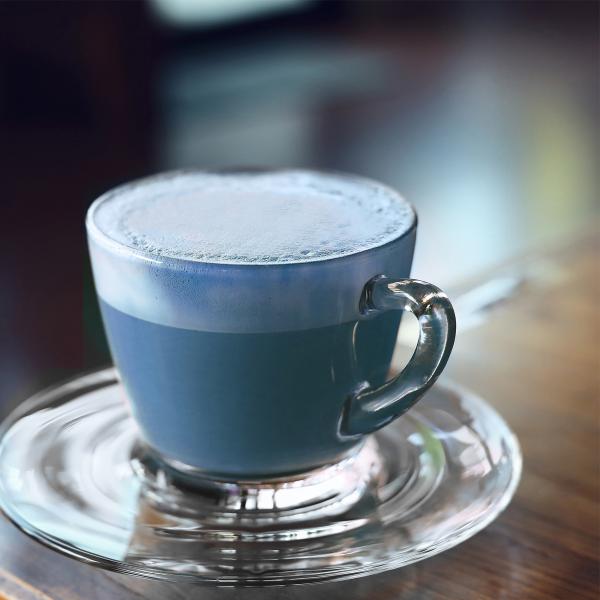 ラテ(Latte)とは、イタリア語でミルクという意味です。「幸せを呼ぶ青いラテ」はバタフライピーのお花＋ミルクのお飲み物。お湯を注ぐだけで、直ぐにクリーミーな泡立ちのラテが作れます。アプリコットの爽やかな香りが広がります。ホット・アイスどち...