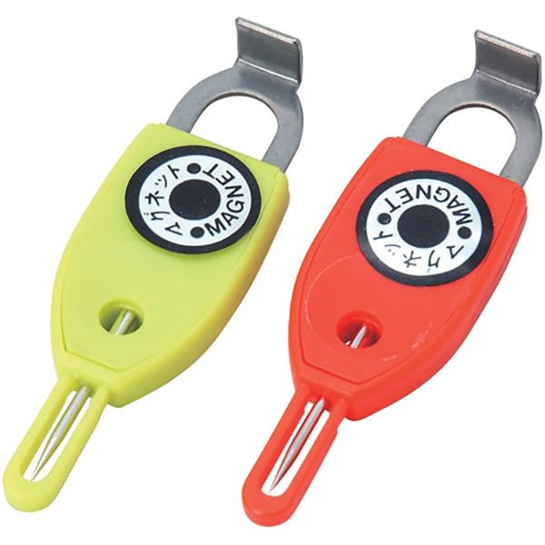 4つのフック機能付の便利なカルコです。【用途】墨壺・チョークライン用カルコ。【機能】部材の端に引っ掛けて使用できます。針などに引っ掛け使用できます。鉄の垂直面に磁石で使用できます。木に針を刺して使用できます。【仕様】●色：赤・黄各1個入。●...