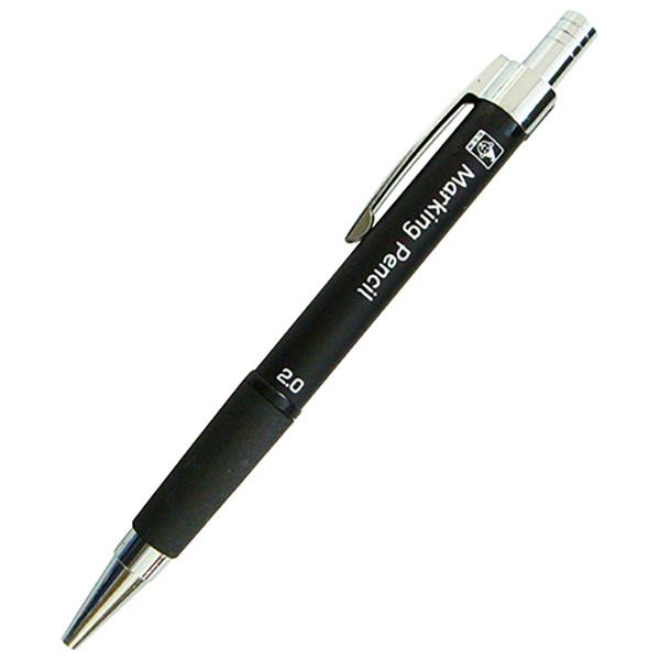 ポケットに収まりやすい、ショートサイズです。【用途】マーキング用シャープペンシル。【機能】建築マーキング用の耐熱2ミリ芯シャープペンです。作業着のポケットに収まりやすいショートサイズです。便利な芯削り付です。アルミ巻ボディで丈夫です。【仕様...