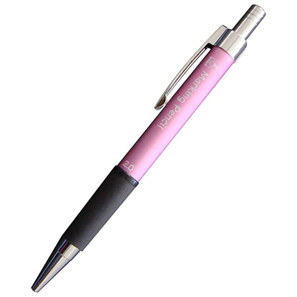 ポケットに収まりやすい、ショートサイズです。【用途】マーキング用シャープペンシル。【機能】建築マーキング用の耐熱2ミリ芯シャープペンです。作業着のポケットに収まりやすいショートサイズです。便利な芯削り付です。アルミ巻ボディで丈夫です。【仕様...