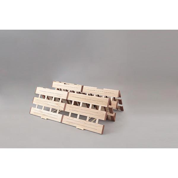 ●幅広すのこで安定感アップ！細かい凹凸加工でお布団の滑り止め効果！特許技術のスリット加工で通気性を確保！●やわらかいクッション材ですのこ板側面をガード！小さいお子様も安心です。●折りたためばカラッとお布団干しに早変わり！●商品サイズ：幅14...