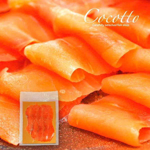 当店で一番人気のスモークサーモンスライス！こだわりの減塩仕上げで上品なサーモンの旨味を味わえる一品です。【内容量】約100g×1枚入り※旬のモノを提供するため季節によってサイズが異なります。【賞味期限】商品に記載 ※ご家庭用冷凍庫で、お届け...