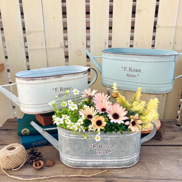 《横長のジョーロ型ブリキプランター》3色あります。どの色かお選び下さい。(1)White(2)Silver(3)Light blue　　　　　──────────＊ジョウロ型が可愛い横長のブリキ鉢。底穴が2つあります＊花の寄せ植えや多肉植物...