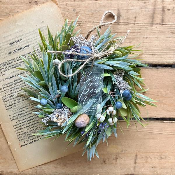 《木の実とドライフラワーのオリーブミニリース》＊天然素材の木の実やドライのお花、造花など沢山の素材で作られたシャビーな風合いのオリーブ風のリースです！＊麻紐のループが付いているのですぐに飾れます。＊箱も可愛いのでそのまま贈り物にも出来るデザ...