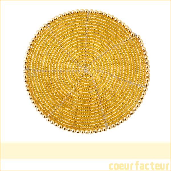 プチギフト コースター 人気 お礼 お返し ビースコースター 丸型 ビーズ 金色 綺麗コースター おしゃれ ゴールドのビーズがキラキラした素材のパーティーシーンなどにオススメ。グラスやマグカップの下にコースターををひくだけで、食卓を華やかに...
