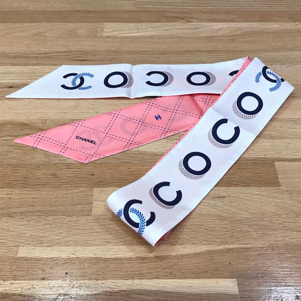 新品タグつき♡ CHANEL シャネル ヘアバンド スカーフ ドッグ ホワイト 新品タグつき♡ CHANEL シャネル ヘアバンド スカーフ ドッグ ホワイト