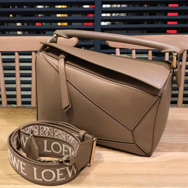 LOEWE ベージュ ショルダーバッグ LOEWE ロエベ ショルダーバッグ PUZZLE FOLD POUCH パズル