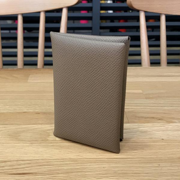 【新品未使用】エルメス カルヴィ エプソン エトゥープ W刻印 カードケース パスケース 名刺入れ ユニセックス 13998