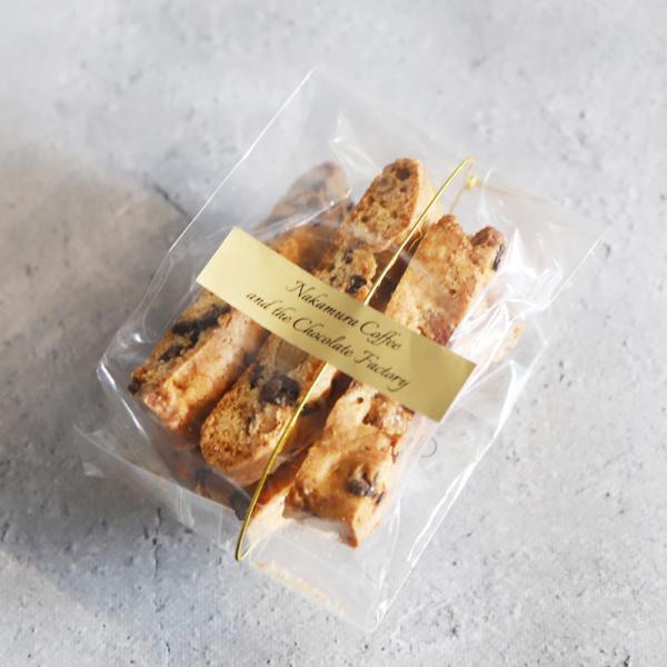 小麦粉を独自にブレンドし、ザクザク感をお楽しみいただけるよう生地にこだわっています。チョコとナッツの風味がコーヒーによく合います。