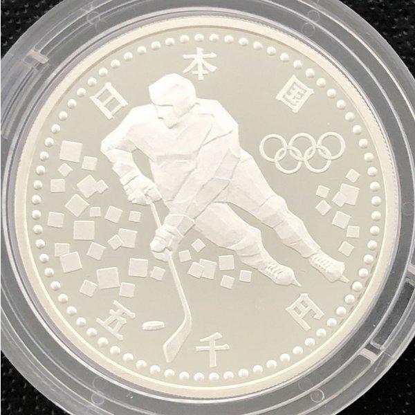 名称:長野オリンピック冬季競技大会記念 5千円プルーフ銀貨幣 平成9年銘「第1次」質量（g）:15直径（mm）:30素材:銀92.5% 銅7.5%表面:アイスホッケー裏面:かもしか発行年:平成9年記念硬貨/記念銀貨/記念コイン/オリンピック...