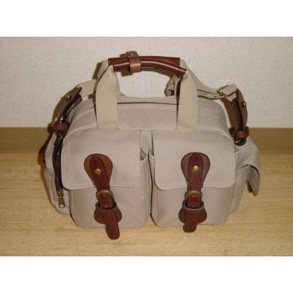 ショルダーバック（ハンドル固定バンド付）ショルダータイプのバックにハンドル固定バンド付です。水にも強く丈夫な生地で作られています。アウトドアには最適です。サイズ　縦約１７×横約２６×幅約９（ｃｍ）カラーコーディネイトしたシリーズバック類が別...