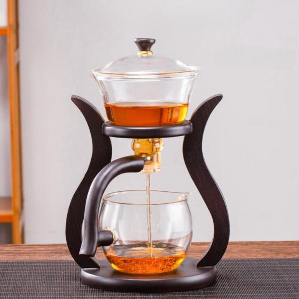 お茶を入れる手間が省ける耐熱ガラス製の茶器セット。蓋碗を直接手に持たないので、やけどの心配がありません。茶海の取っ手（磁石付き）を蓋碗の底部に近づけると、スチールボールが動き、お茶が自動的に注がれます。離すとお茶が止まります。普段使いからお...